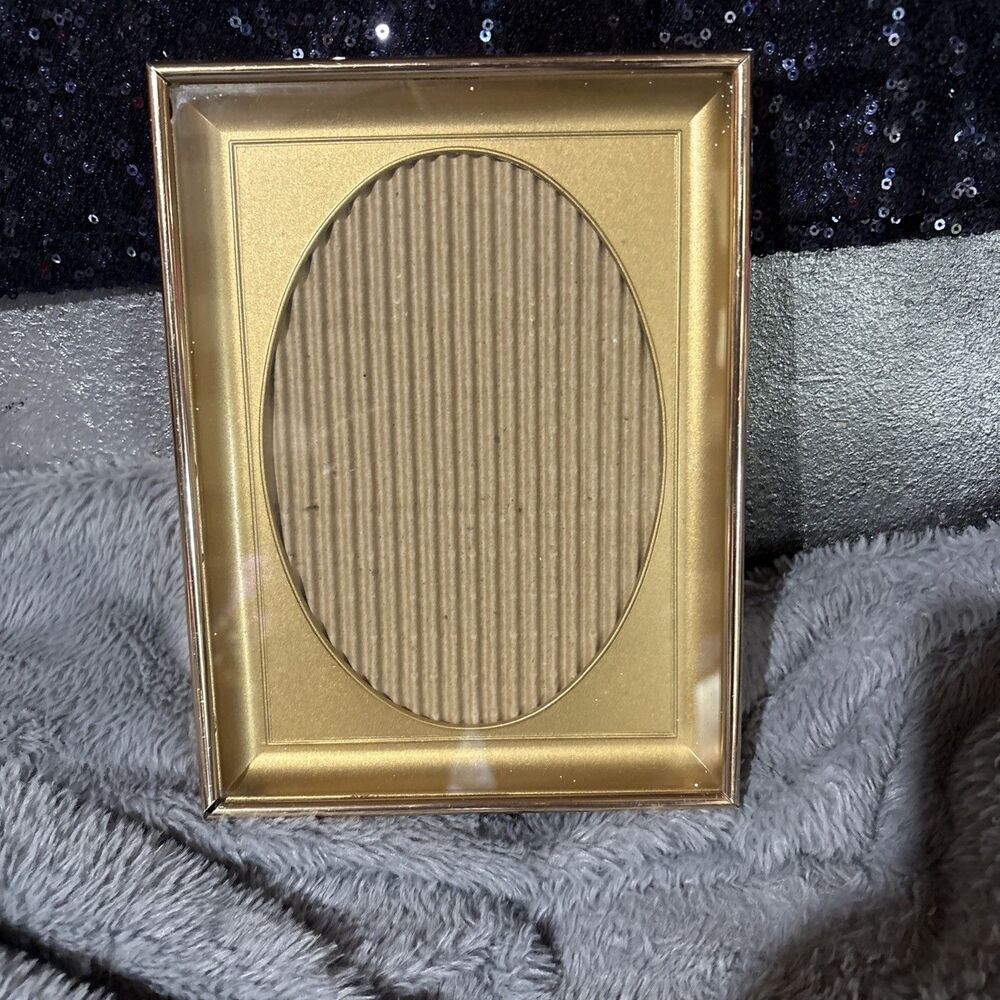 VTG Intercraft Gold Tone Metal Frame, gold Oval Shadow Box Matte 5x7 USA 1975